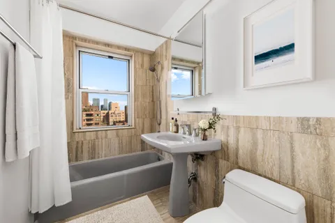$1,495,000 | 400 East 56th Street, Unit 20L | Sutton Place