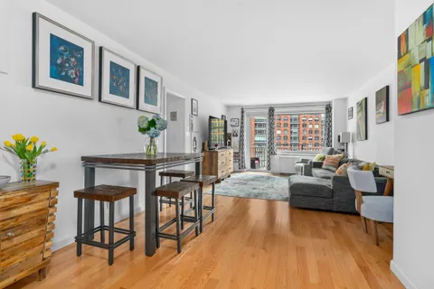 $815,000 | 201 West 70th Street, Unit 7H | Upper West Side
