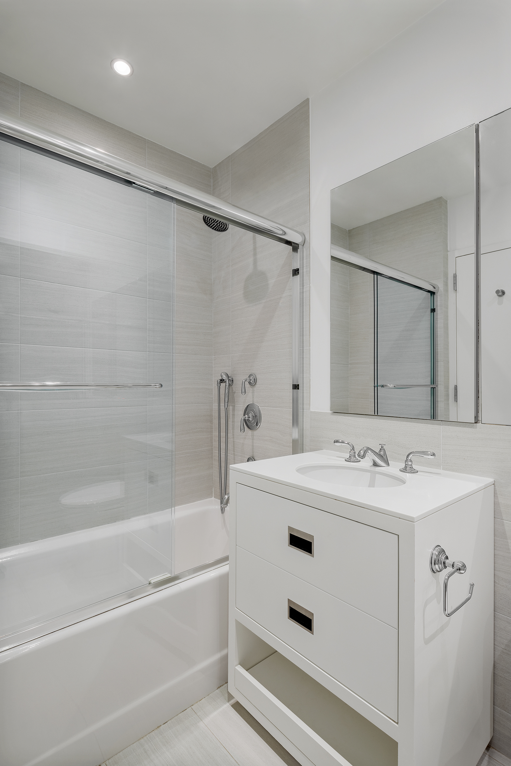 111 West 67th Street, Unit 25M Manhattan, NY 10023 - Photo 7 of 11