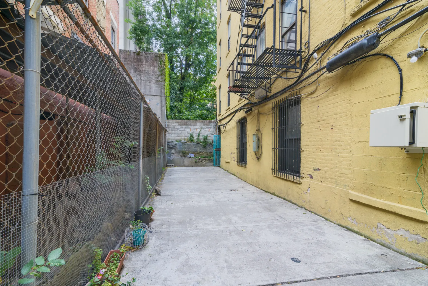 a view of a pathway along a building