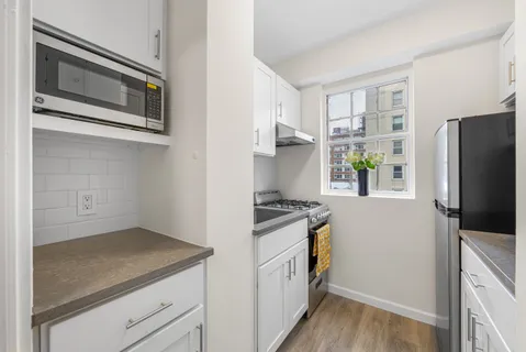 $475,000 | 150 East 37th Street, Unit 10F | Murray Hill