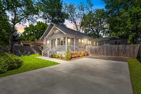 a view of a house with a yard and plants