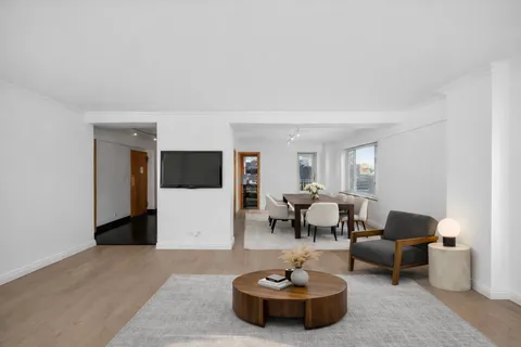 $1,400,000 | 166 East 63rd Street, Unit 18B | Lenox Hill