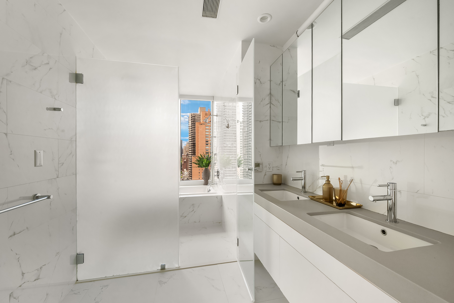 301 East 61st Street, Unit 17A Manhattan, NY 10065 - Photo 7 of 16