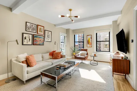 $895,000 | 205 East 78th Street, Unit 7K | Upper East Side