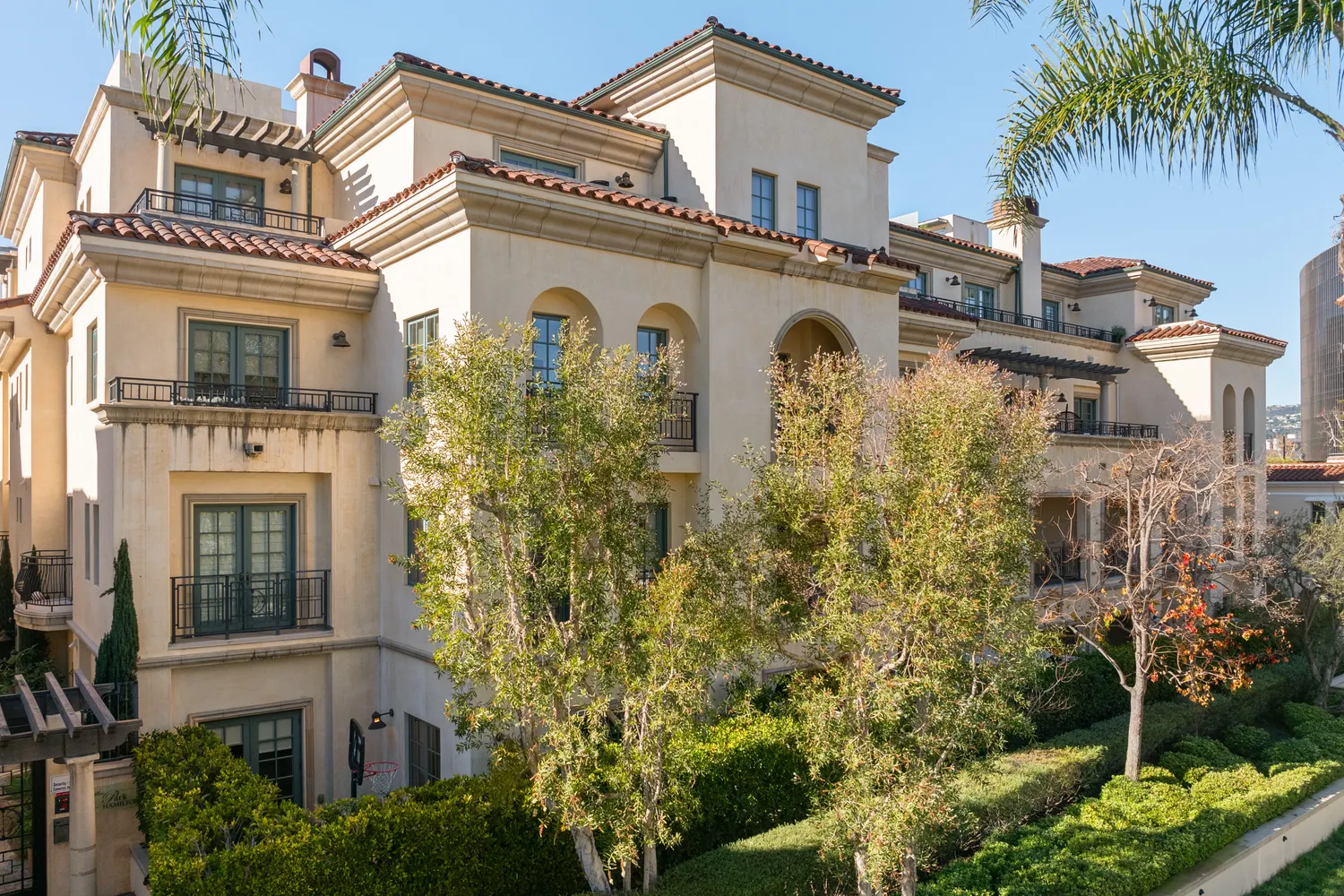 $1,599,990 | 225 South Hamilton Drive, Unit 107, Beverly Hills, CA 90211