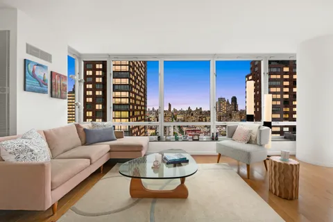 $2,800,000 | 150 Columbus Avenue, Unit 22F | Upper West Side