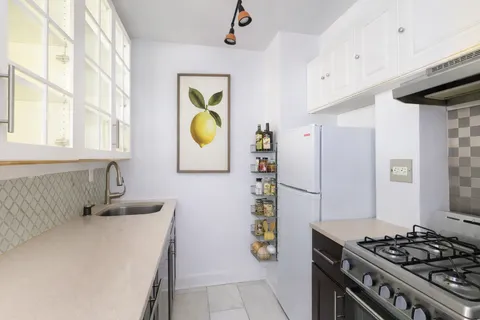 $559,000 | 220 East 60th Street, Unit 10A | Lenox Hill