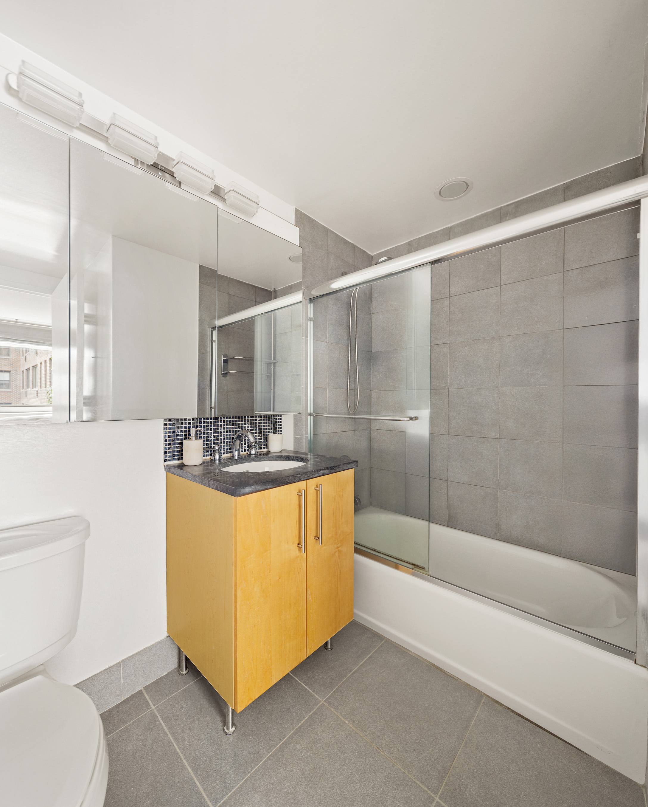 242 East 25th Street, Unit 4A Manhattan, NY 10010 - Photo 5 of 12