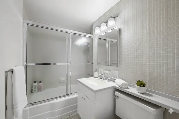 $735,000 | 333 East 69th Street, Unit 3A | Lenox Hill