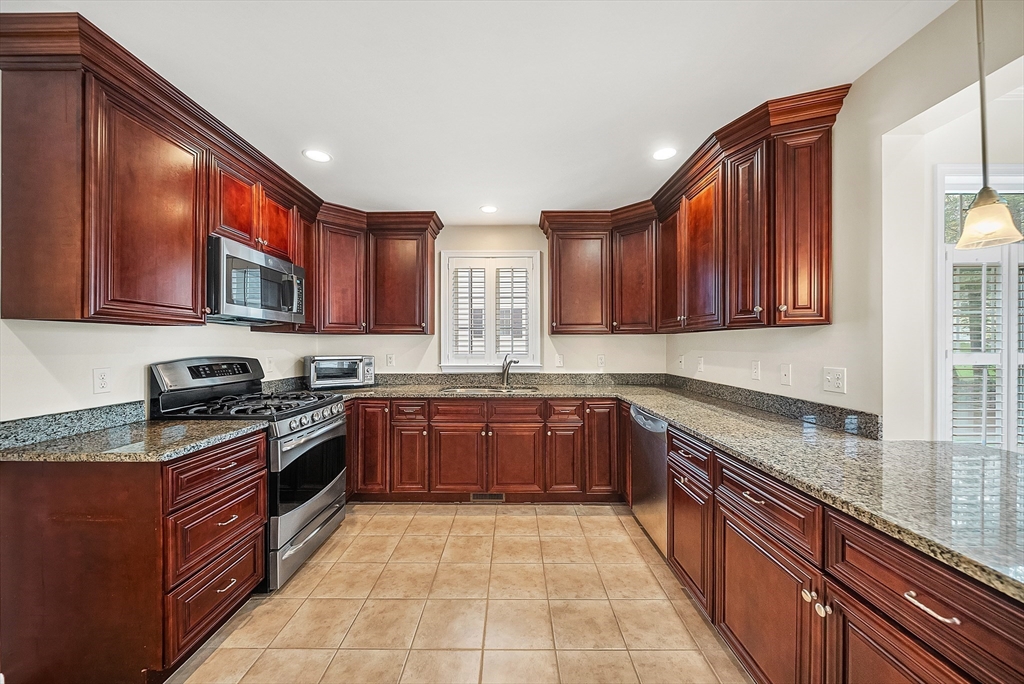 17 Russell Road Framingham, MA 01702 - Photo 4 of 19 Gallery Image 4