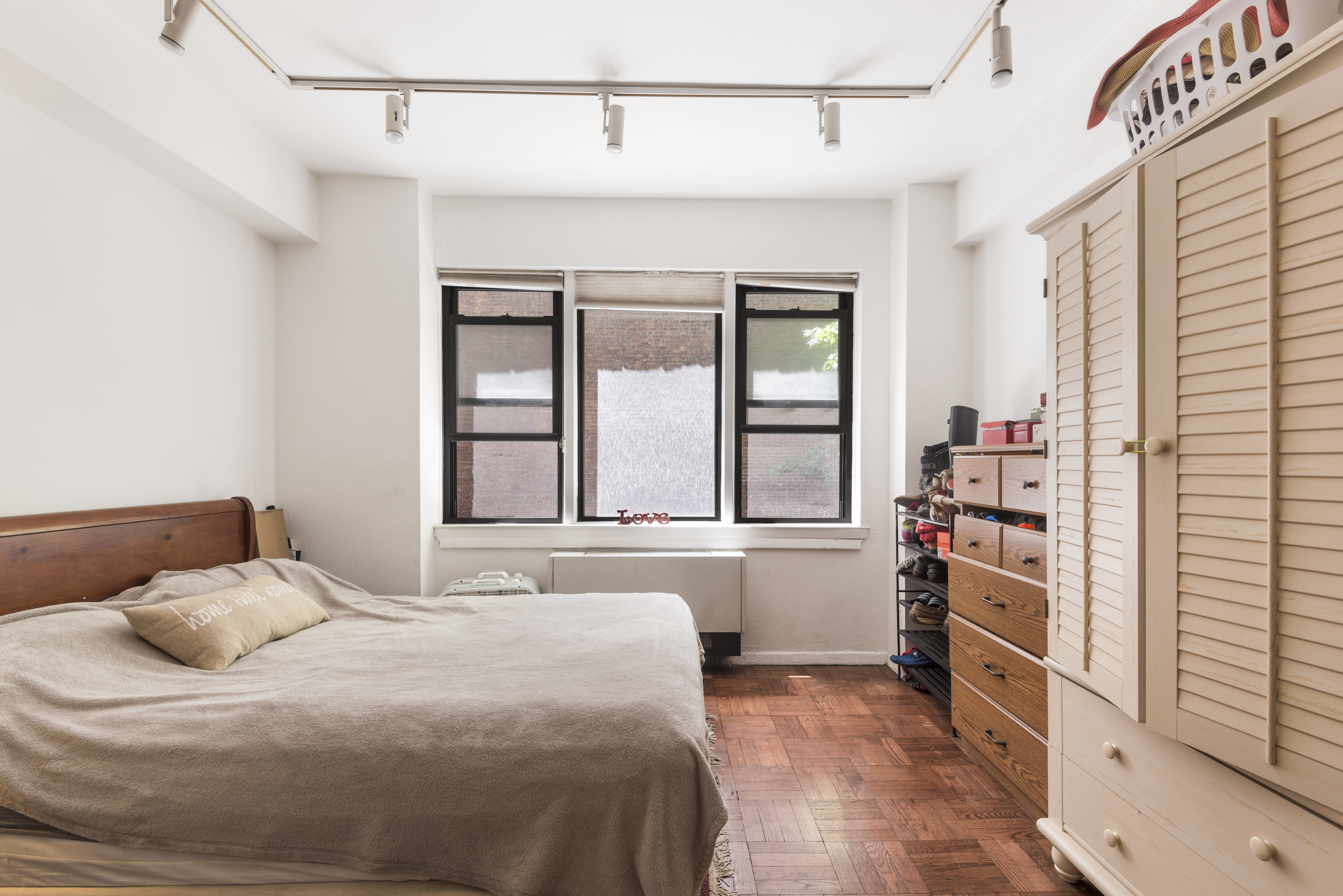 240 East 46th Street, Unit 2H Manhattan, NY 10017 - Photo 2 of 5