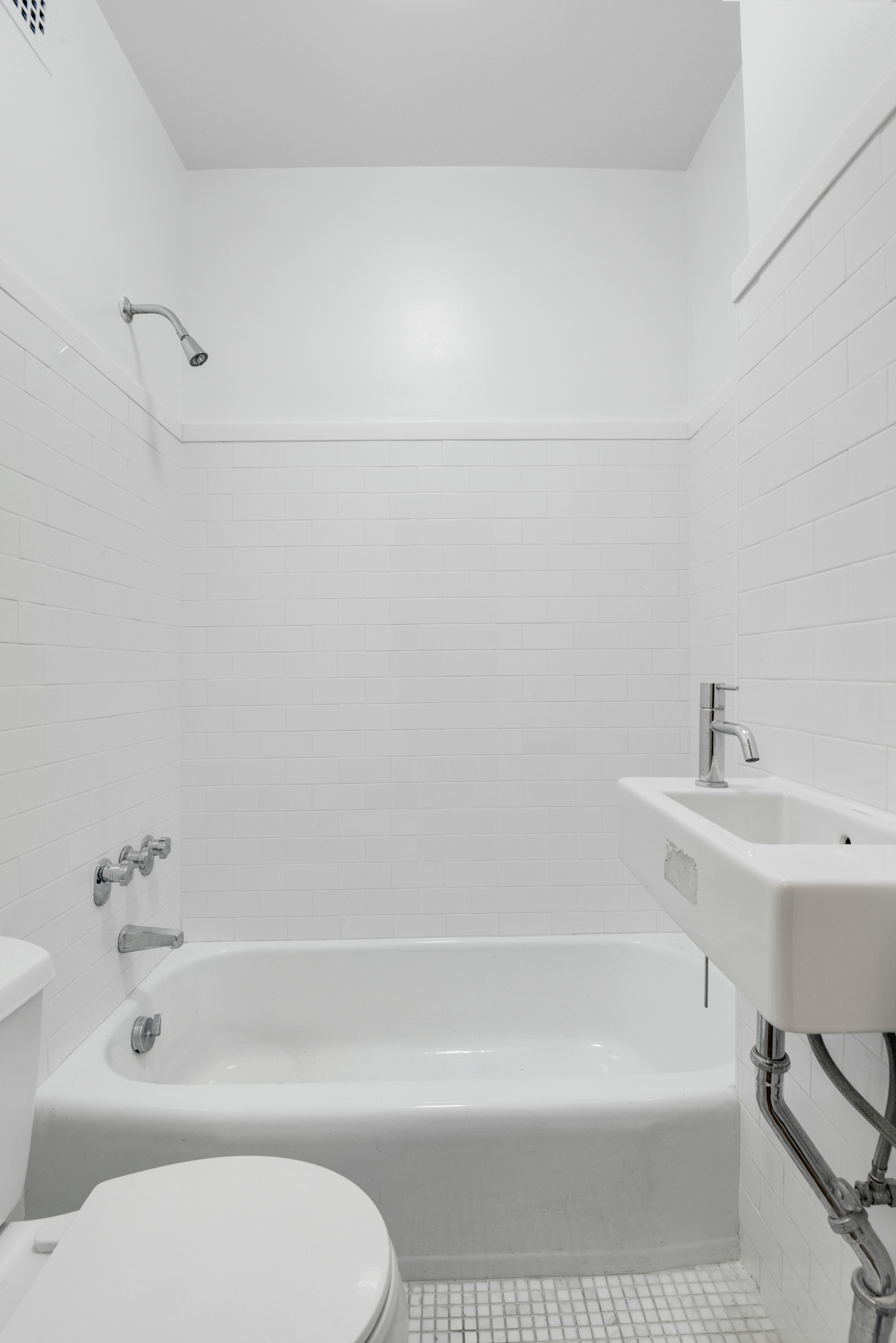 16 Sutton Place, Unit 2B Manhattan, NY 10022 - Photo 13 of 20 a bathroom with a toilet and a bathtub