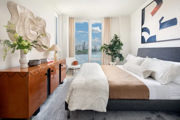 $5,975 | 30-77 Vernon Boulevard, Unit PH811W | Astoria