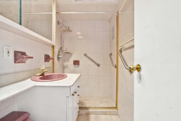 $899,000 | 370 Ocean Parkway, Unit 8H | Kensington