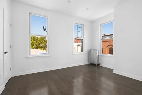 $4,300 | 151 Leonard Street, Unit 4 | Williamsburg