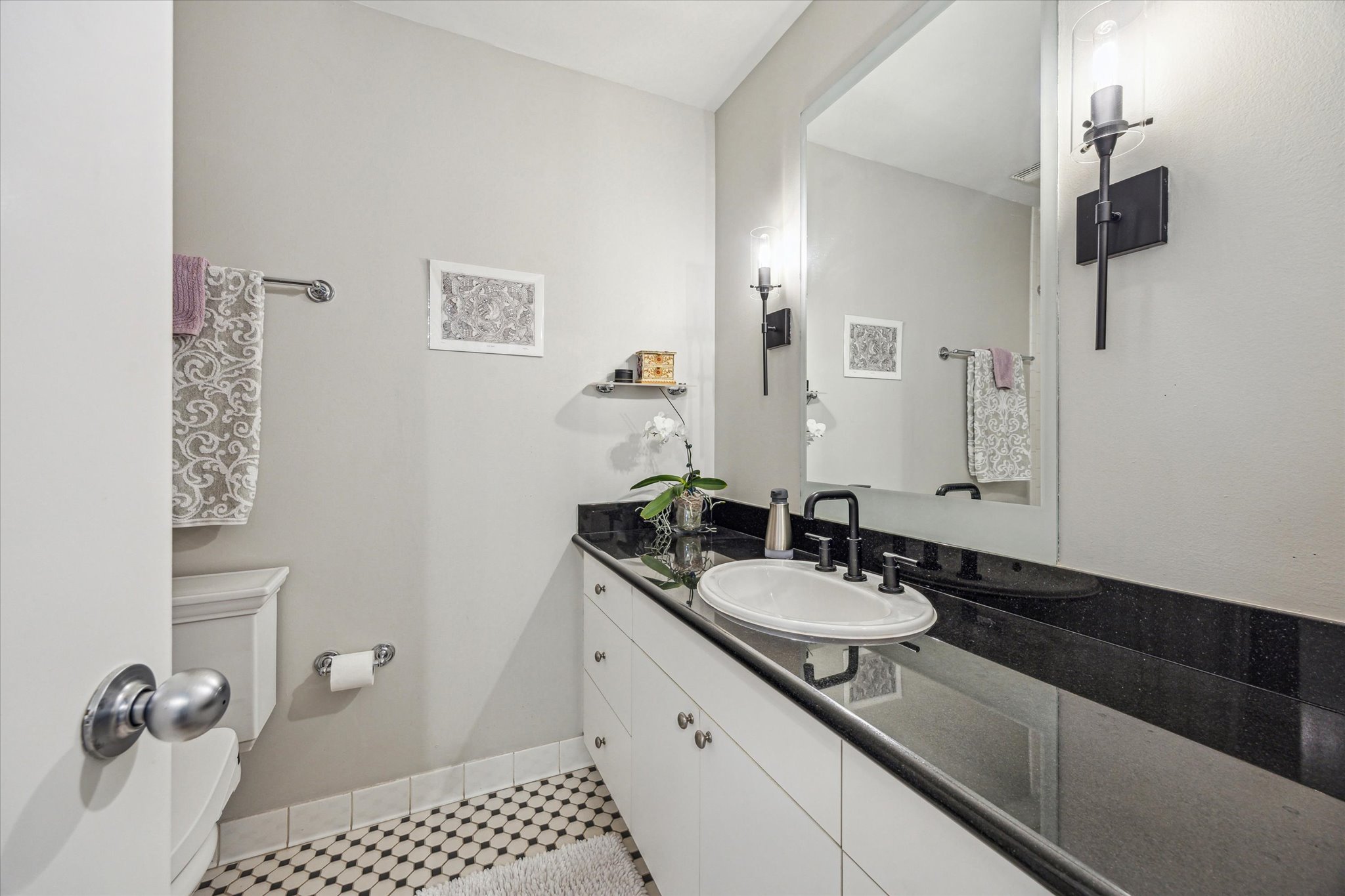 915 Franklin Street, Unit 2L 2L Houston, TX 77002 - Photo 7 of 11 a bathroom with a sink a toilet and a mirror