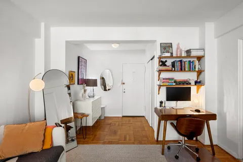$500,000 | 30 East 37th Street, Unit 2E | Murray Hill