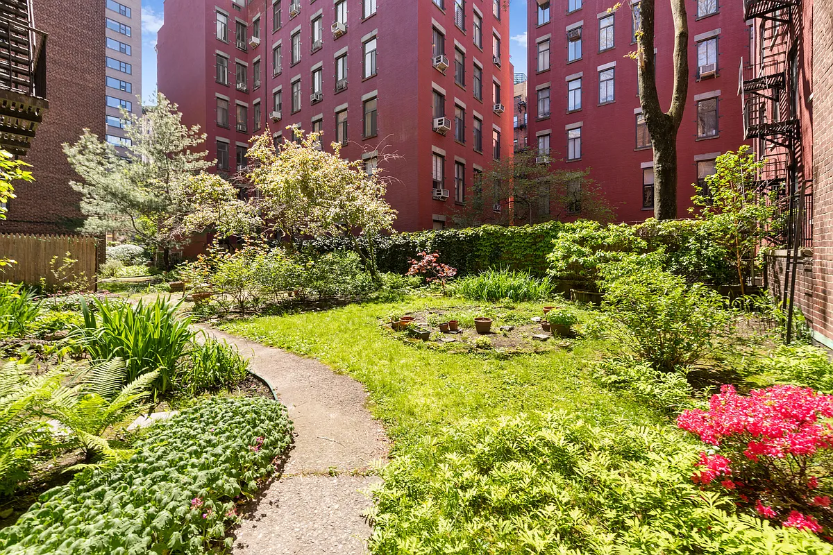 50-54 East 8th Street, Unit 6R Manhattan, NY 10003 - Photo 8 of 9