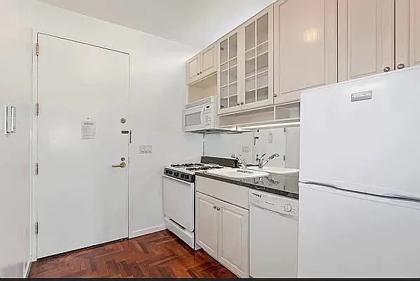 250 East 54th Street, Unit 20B Manhattan, NY 10022 - Photo 3 of 7