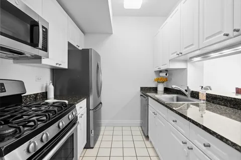 $915,000 | 350 East 82nd Street, Unit 6H | Upper East Side