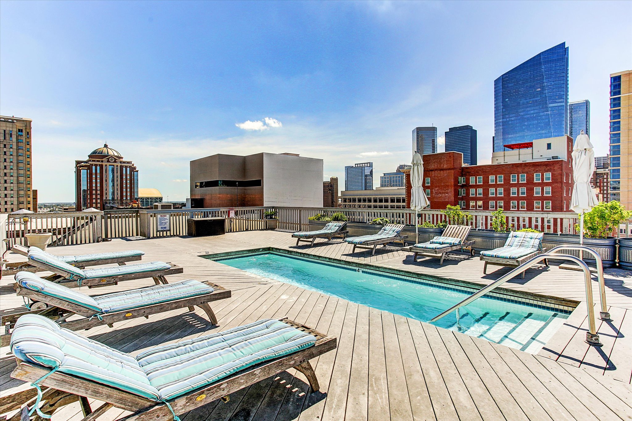 915 Franklin Street, Unit 2L 2L Houston, TX 77002 - Photo 11 of 11 a living room with furniture and a book shelf