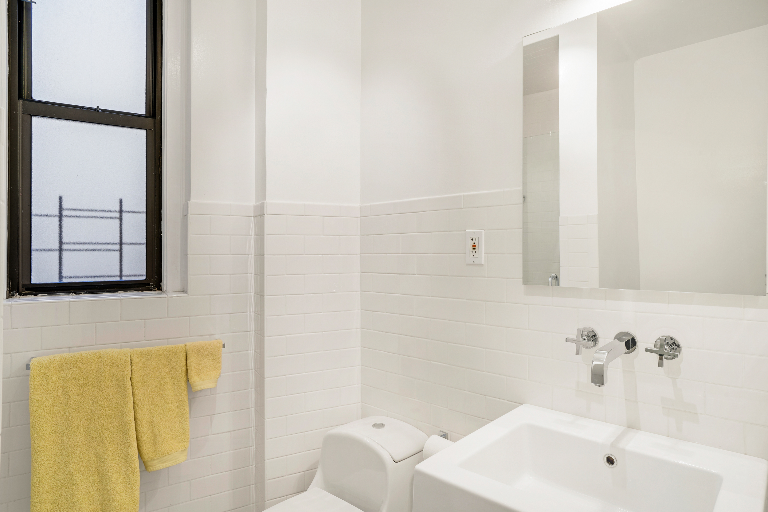 315 West 86th Street, Unit 14C Manhattan, NY 10024 - Photo 8 of 13 a bathroom with a sink and a bathtub