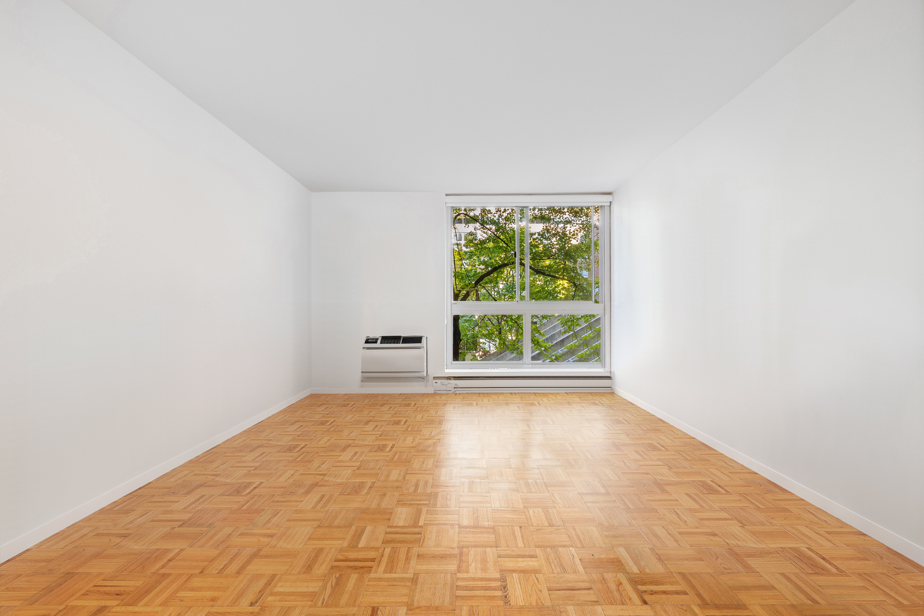 595 Main Street, Unit 315 Manhattan, NY 10044 - Photo 2 of 11 an empty room with a window