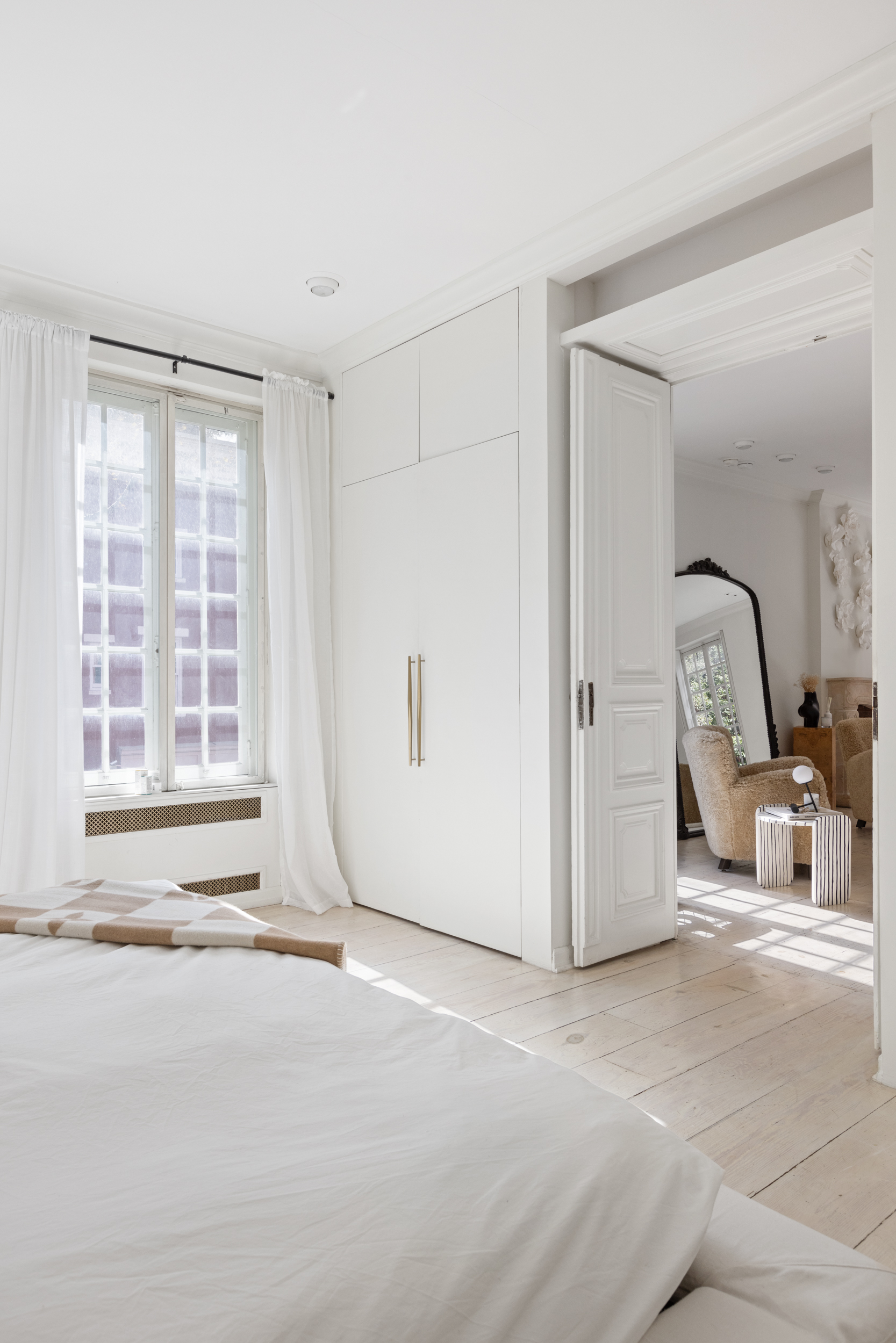 367 Bleecker Street Manhattan, NY 10014 - Photo 7 of 11 a view of a livingroom with a large window