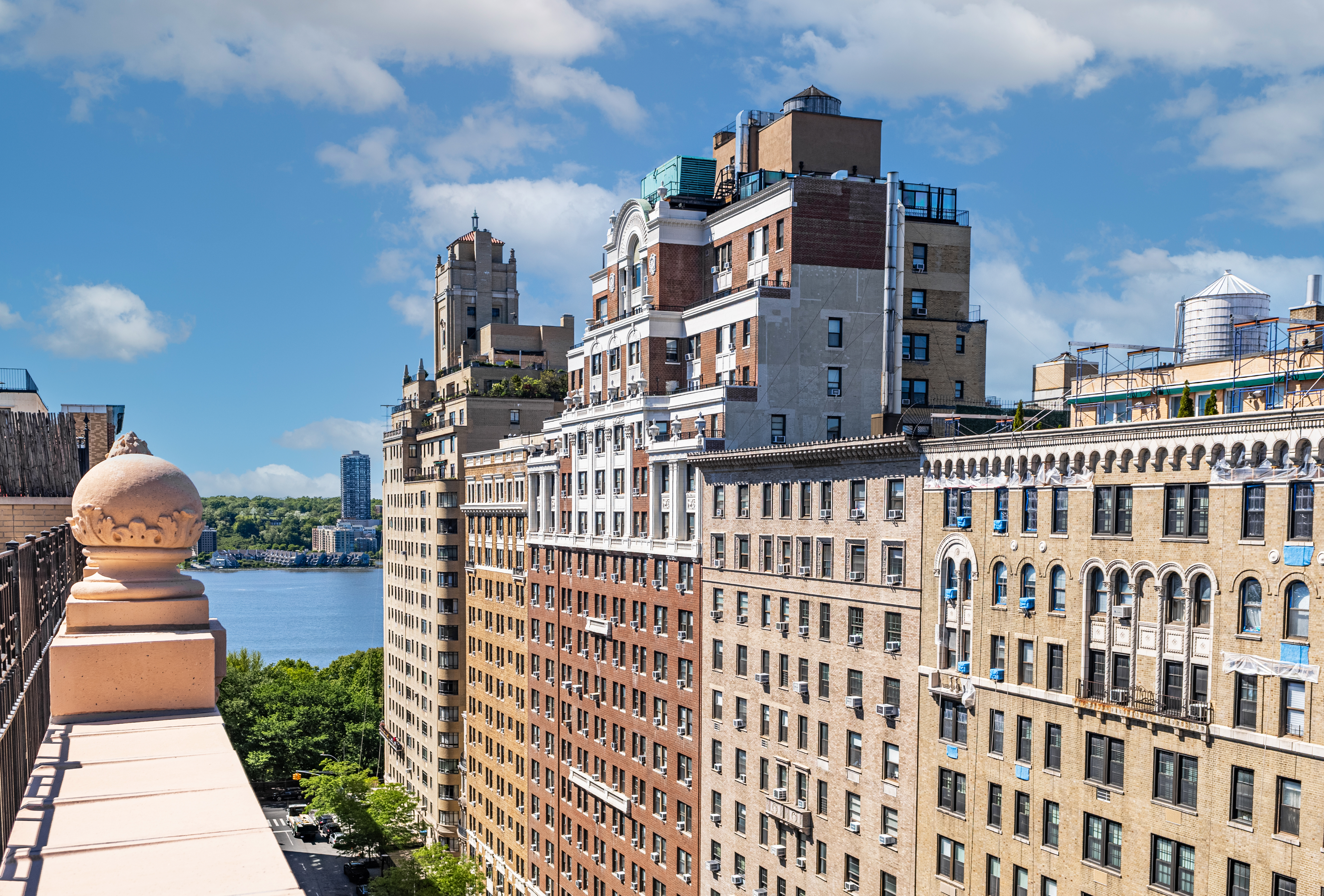 302 West 86th Street, Unit 1C Manhattan, NY 10024 - Photo 12 of 16 a front view of a building