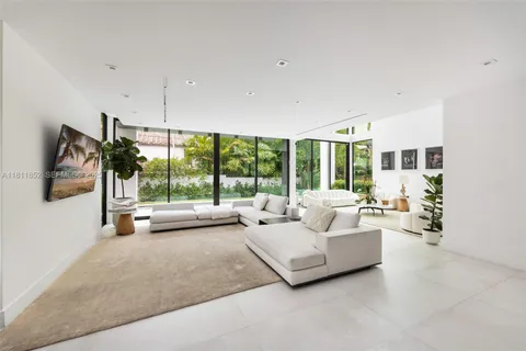 $6,350,000 | 5630 Pine Tree Drive, Miami Beach, FL 33140