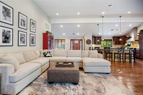 $1,098,000 | 8 Melony Avenue, Plainview, NY 11803
