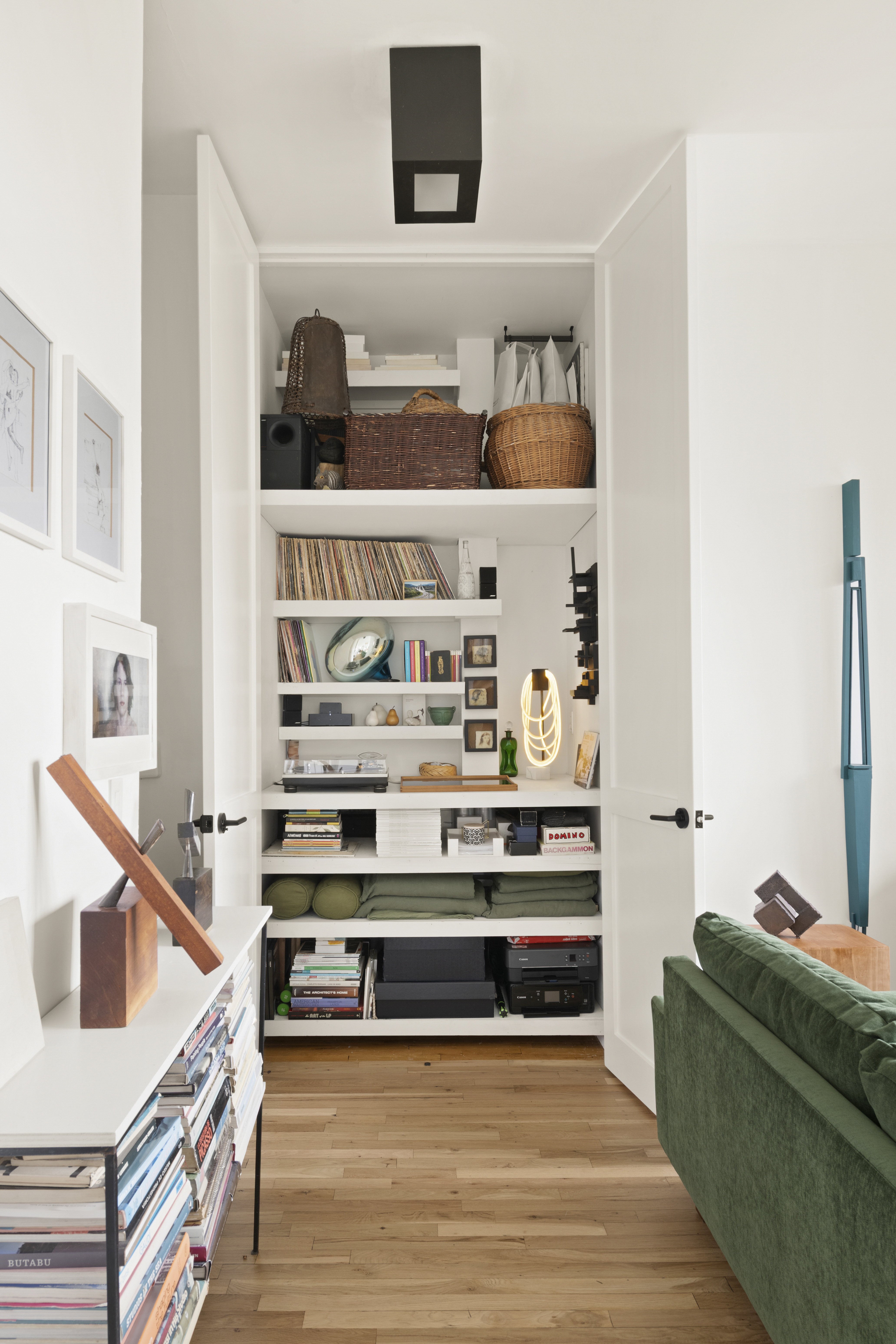 372 Dekalb Avenue, Unit 6E Brooklyn, NY 11205 - Photo 4 of 16 a living room with furniture and a lamp