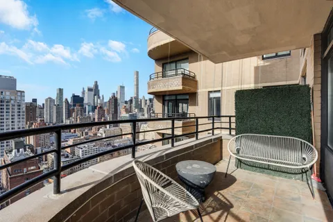 $2,099,000 | 400 East 70th Street, Unit 3005 | Lenox Hill