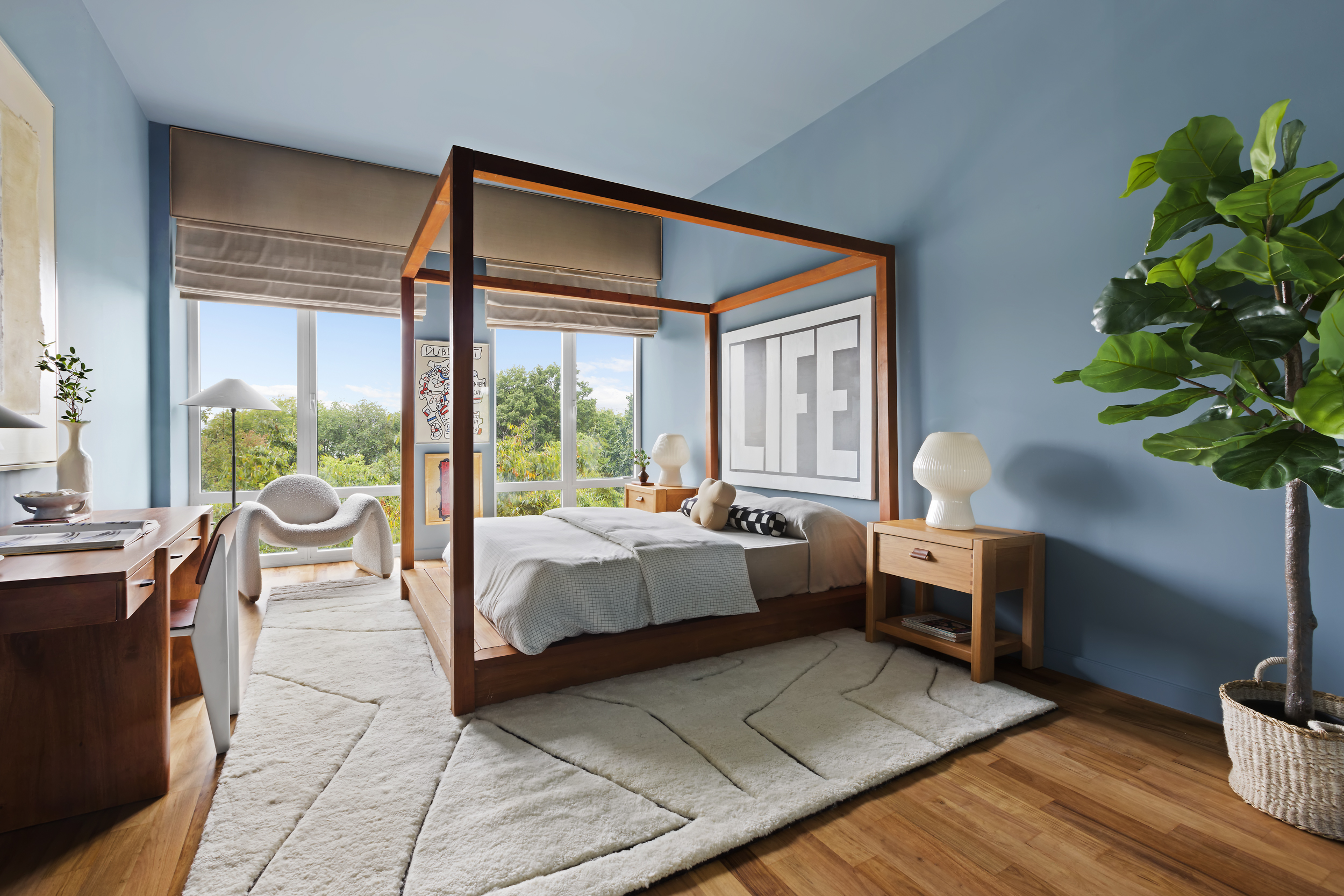 400 West 12th Street, Unit 4E Manhattan, NY 10014 - Photo 17 of 24 a living room with patio furniture and a potted plant