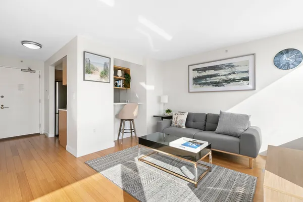 $765,000 | 100 West 39th Street, Unit 38I | Midtown South