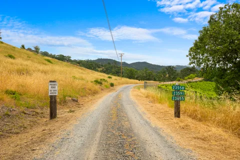 $875,000 | 23655 Vineyard Road, Geyserville, CA 95441