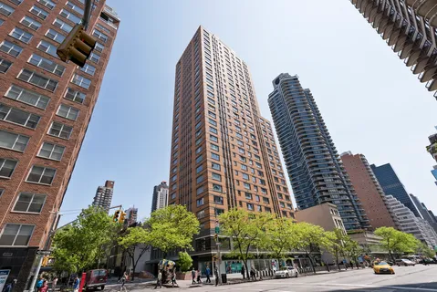 $3,200,000 | 200 East 62nd Street, Unit 27A | Lenox Hill