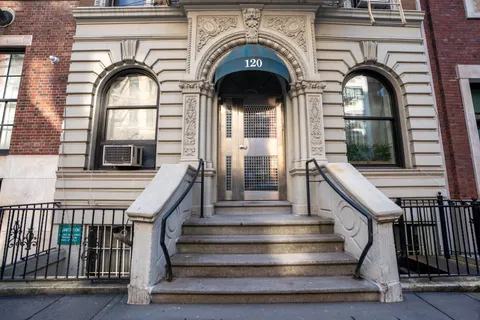 a view of entryway with a front door