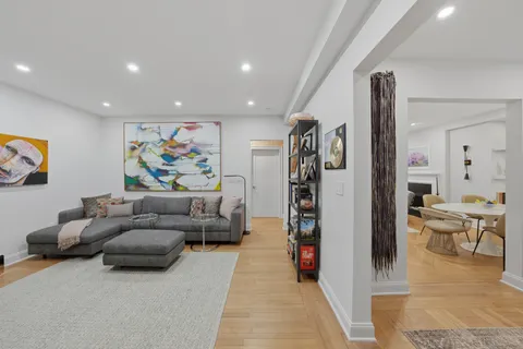 $2,699,000 | 50 East 72nd Street, Unit 10B | Lenox Hill