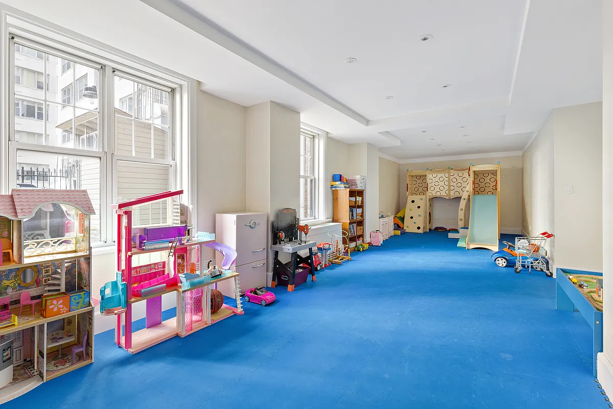 27 West 72nd Street, Unit 1403 Manhattan, NY 10023 - Photo 13 of 16 a children room with toys and toys