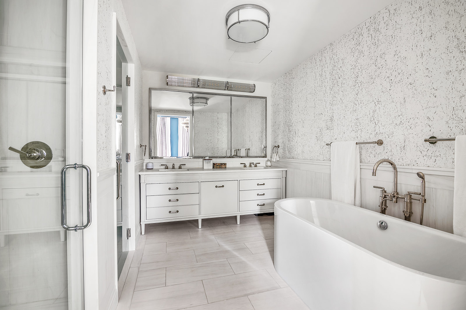 250 West 81st Street, Unit 4A Manhattan, NY 10024 - Photo 8 of 26 a bathroom with a tub sink and mirror
