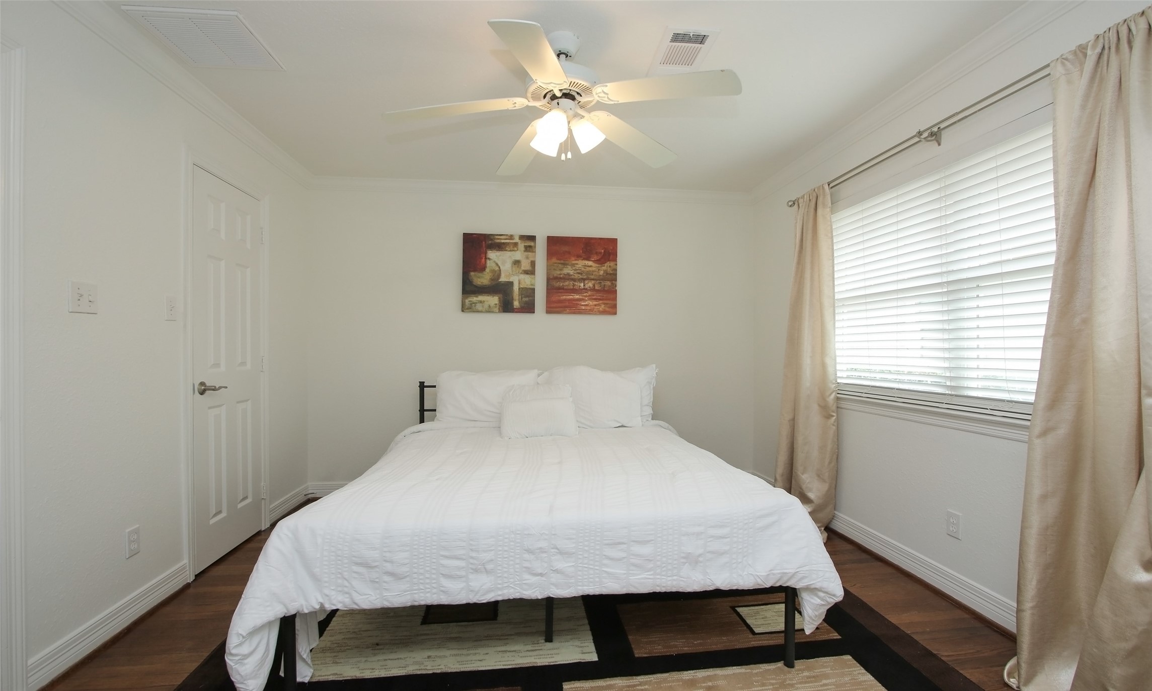 4331 Marina Street, Unit B Houston, TX 77007 - Photo 8 of 37 a bedroom with a bed and a window