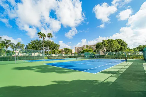 $215,000 | 7076 Huntington Lane, Unit 502, Delray Beach, FL 33446