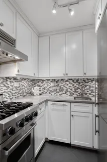 $665,000 | 200 East 27th Street, Unit 2V | Kips Bay