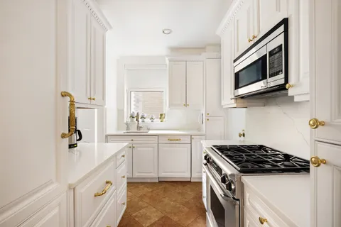 $2,650,000 | 875 5th Avenue, Unit 8D | Lenox Hill