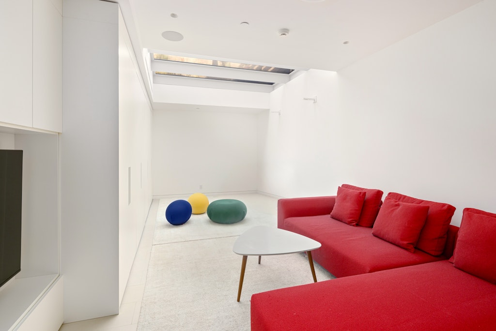 125 West 87th Street Manhattan, NY 10024 - Photo 23 of 27 a living room with furniture