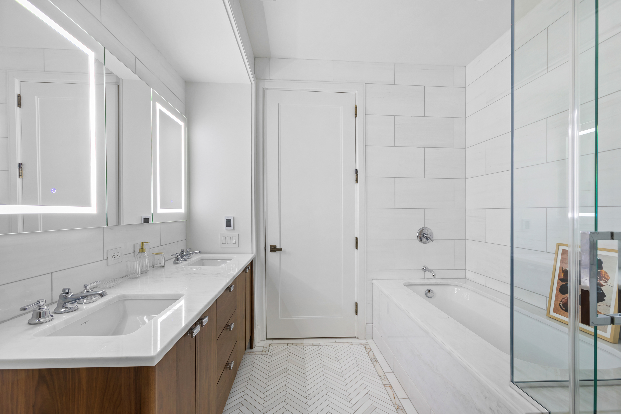 100 Barclay Street, Unit 17A Manhattan, NY 10007 - Photo 8 of 24 a spacious bathroom with a tub sink and mirror