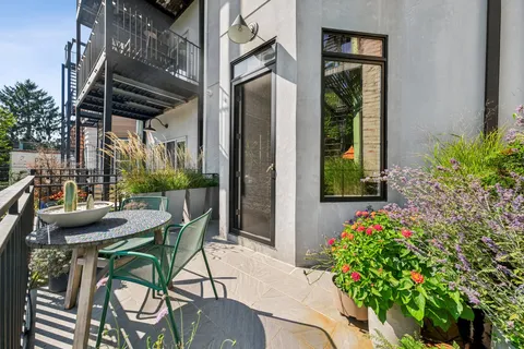 a view of a back yard