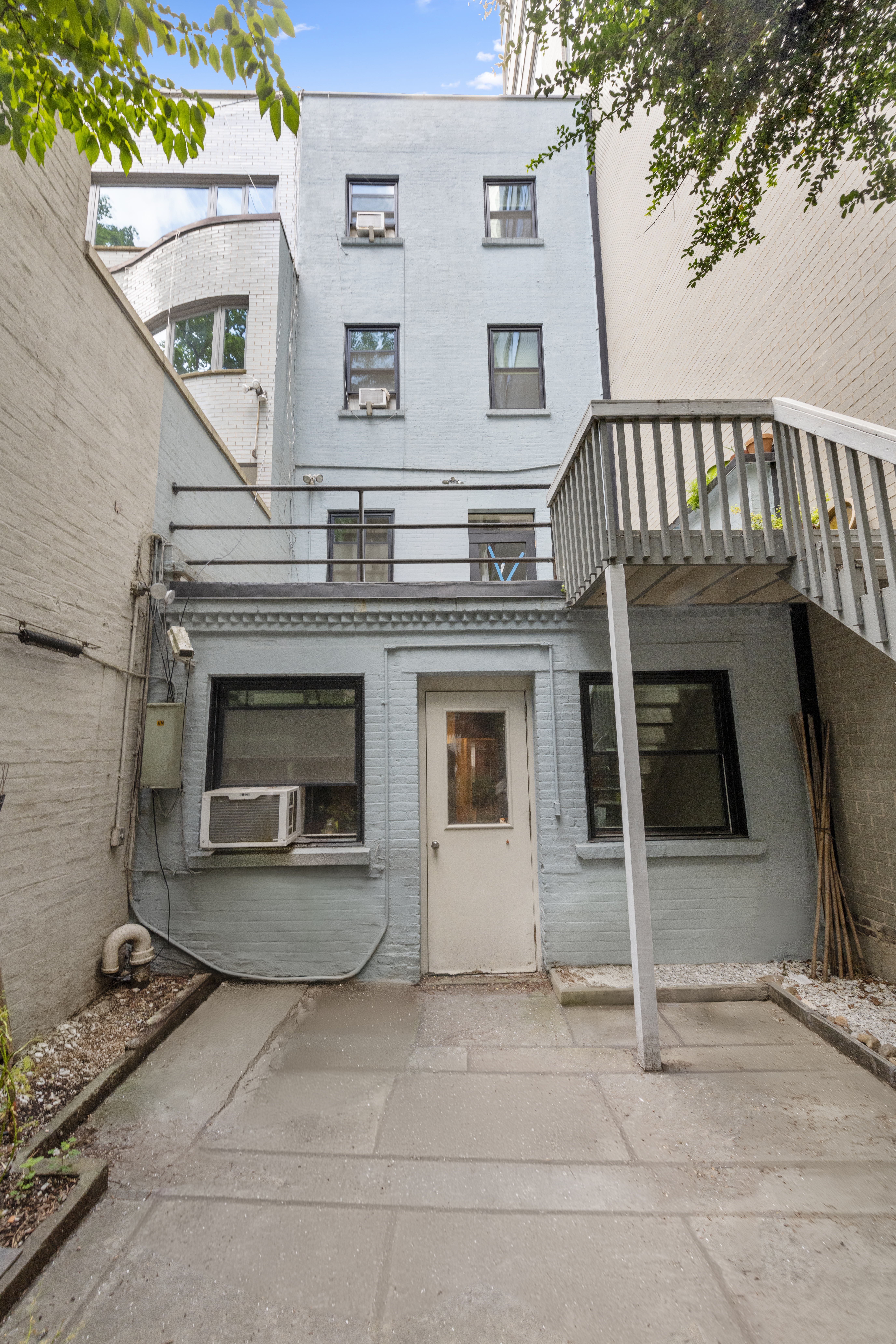 209 East 48th Street Manhattan, NY 10017 - Photo 11 of 13 a view of a fireplace in the room